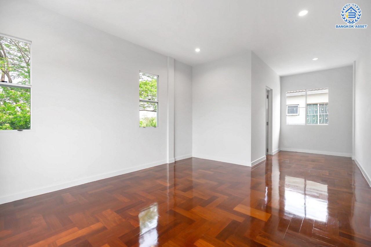 บ้านมือสองตกแต่งใหม่ แบรนด์ LH ม.มัณฑนา พุทธมณฑล-ปิ่นเกล้า หลังมุม เนื้อที่ 66.7 ตร.ว. ฟังก์ชันจัดเต็ม 3 ห้องนอน 3 ห้องน้ำ จอดรถได้ 2 คัน Facilities ครบครัน! บนทำเลดีที่สุด ใกล้ทางคู่ขนานลอยฟ้าบรมราชชนนี เชื่อมต่อถนนหลักหลายเส้นสาย, ม.มหิดล, เซ็นทรัลศาลายา ฯลฯ